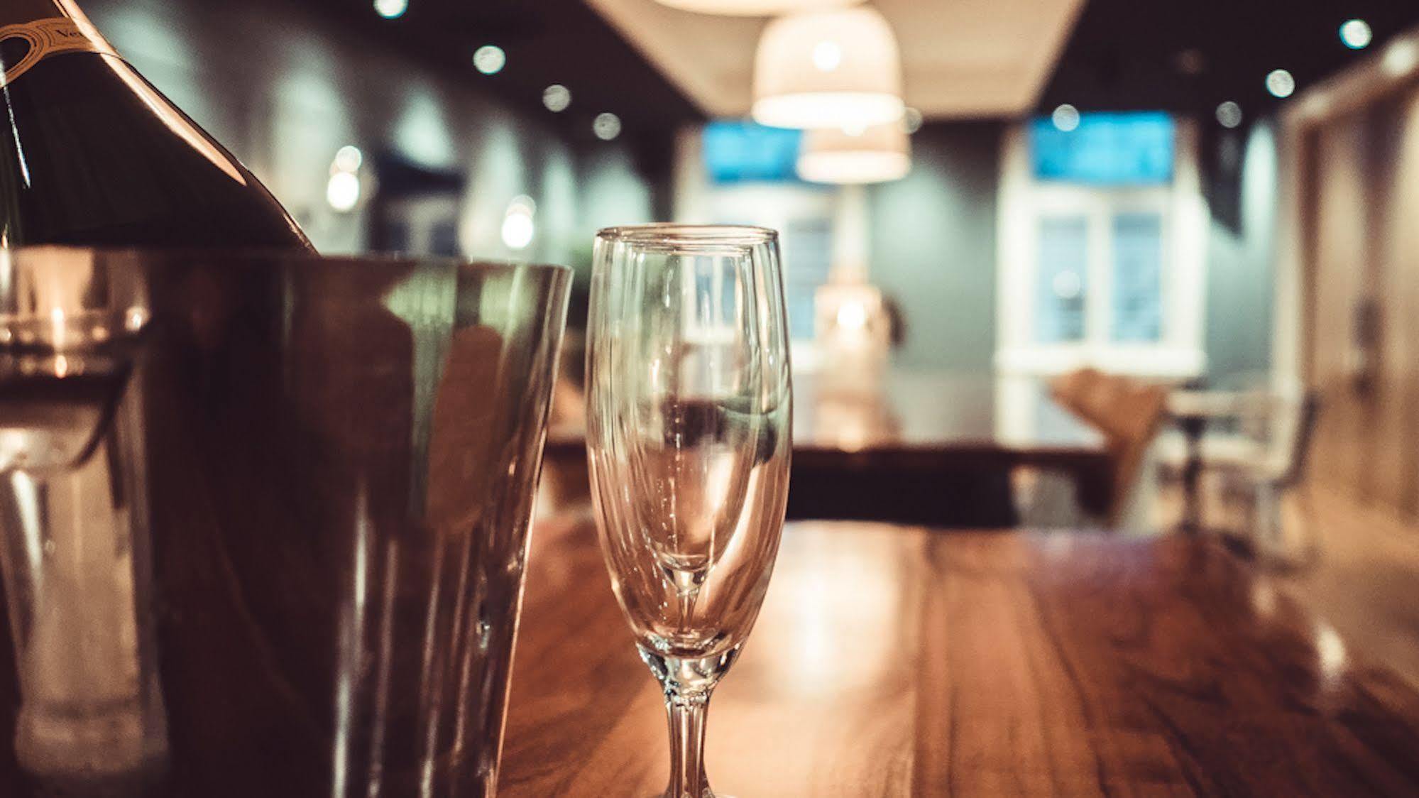 Crown Hotel Surry Hills Сидни Екстериор снимка